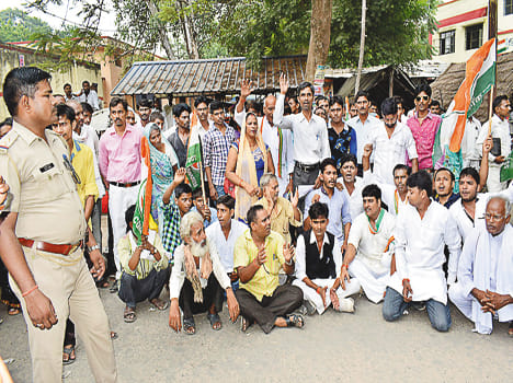 clash between congress worker and police
