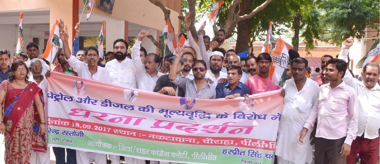 Congressmen attack the BJP government in protest against inflation