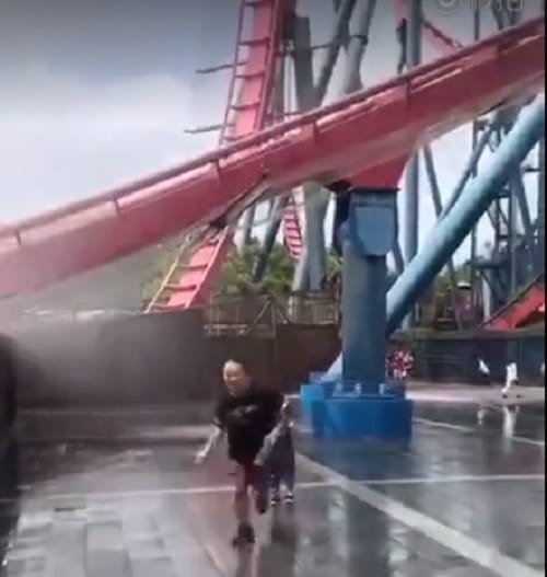 watch funny video of father and son in amusement park