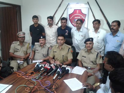 Two robbers arrested in jaipur with pistol