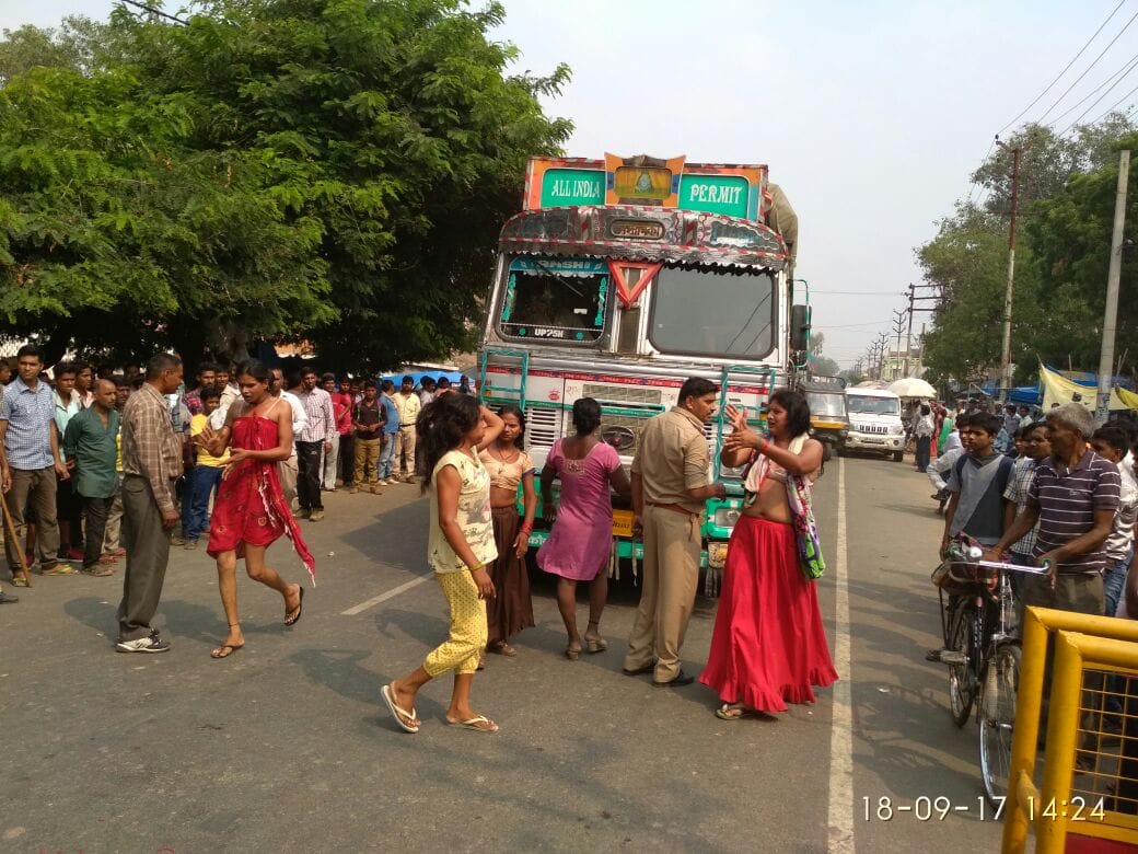 nude protest of kinnar in agra