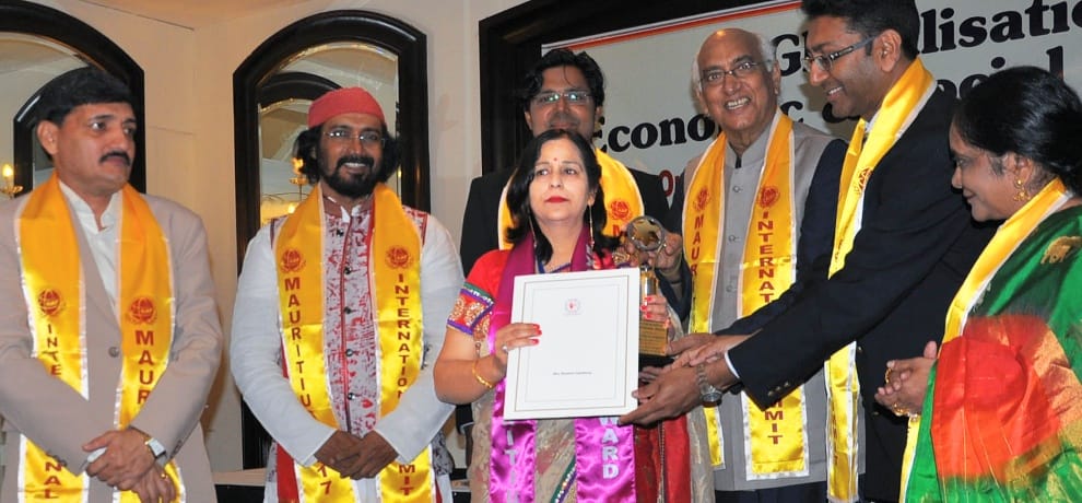 Himachal mandi teacher hemlata honoured in mauritius