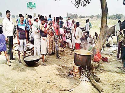 Farmers protest against district magistrate