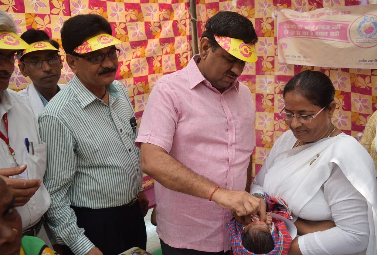 डीएम ने पोलियो की खुराक पिलाकर किया शुभारंभ