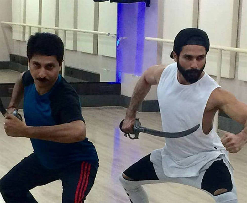 shahid kapoor photo leaked from the set of padmavati learning sword fighting