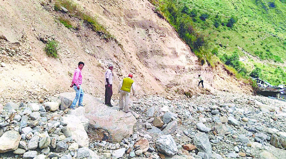 बारिश का कहर जारी, हाईवे समेत डेढ़ सौ मार्ग बाधित