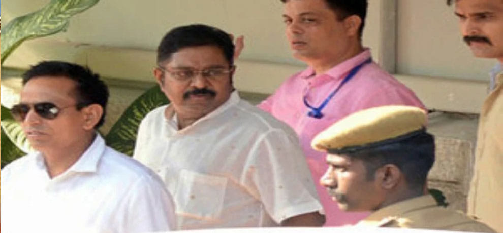 supporting TTV Dhinakaran Tamil Nadu speaker disqualifies 18 MLAs 