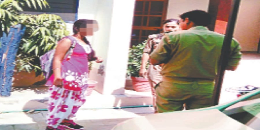 The boyfriend blackmailing the officer daughter, threat to video viral
