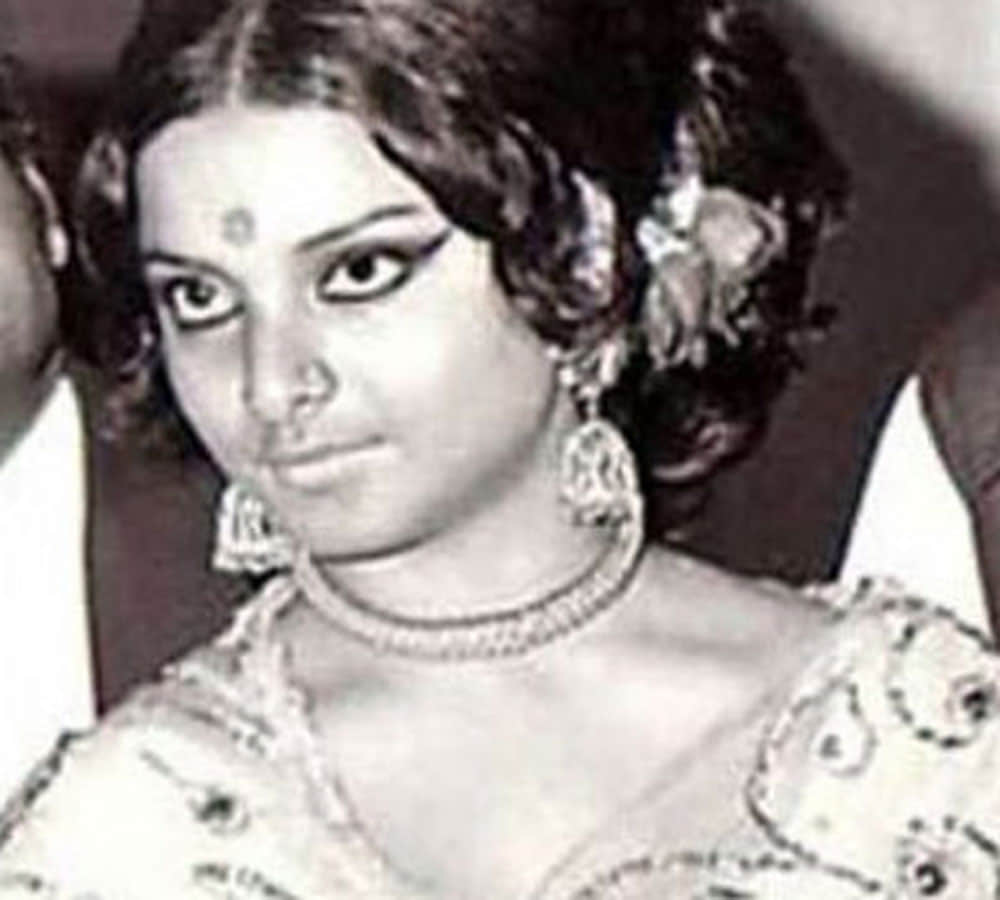 when 25 year old actor kiss rekha in her first film