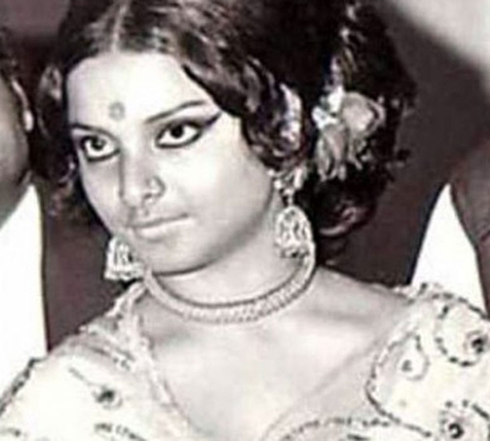 when 25 year old actor kiss rekha in her first film