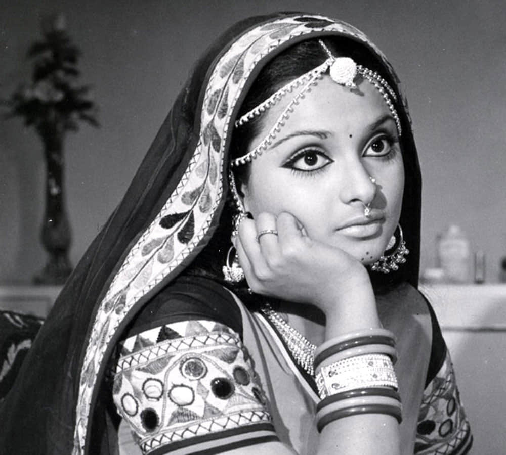 when 25 year old actor kiss rekha in her first film