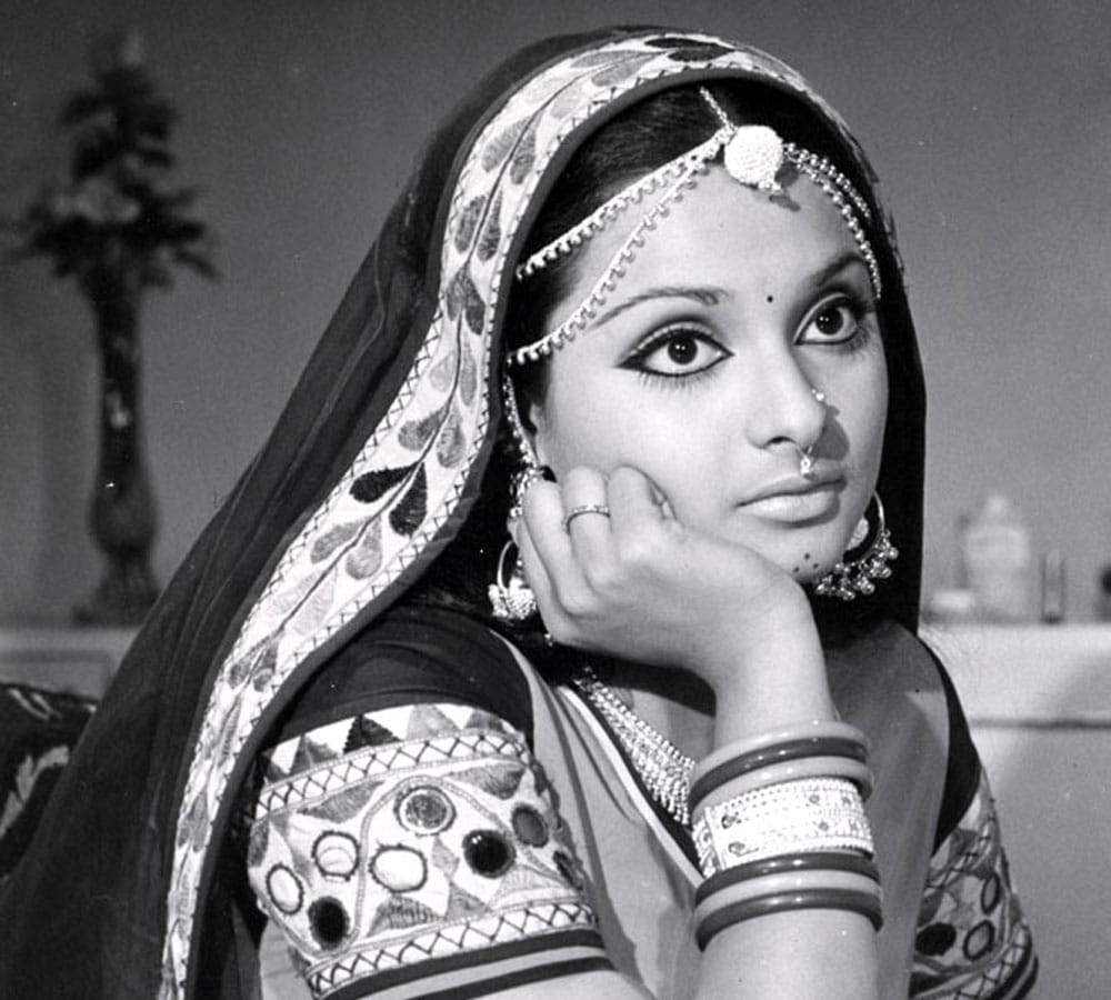 when 25 year old actor kiss rekha in her first film