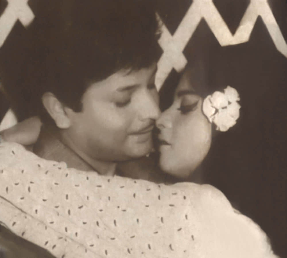 when 25 year old actor kiss rekha in her first film