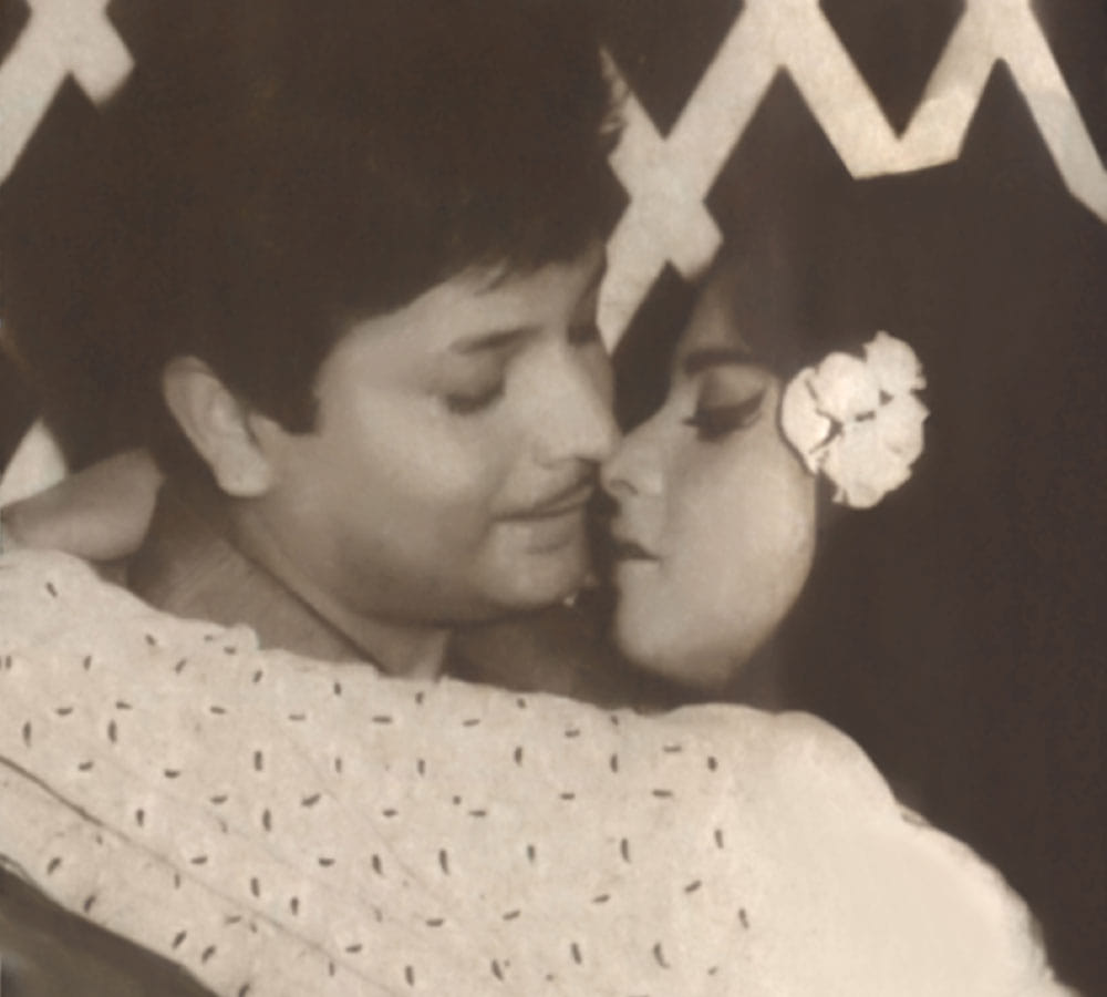 when 25 year old actor kiss rekha in her first film
