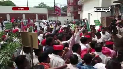 Samajwadi party workers protest in agra against yogi govenment