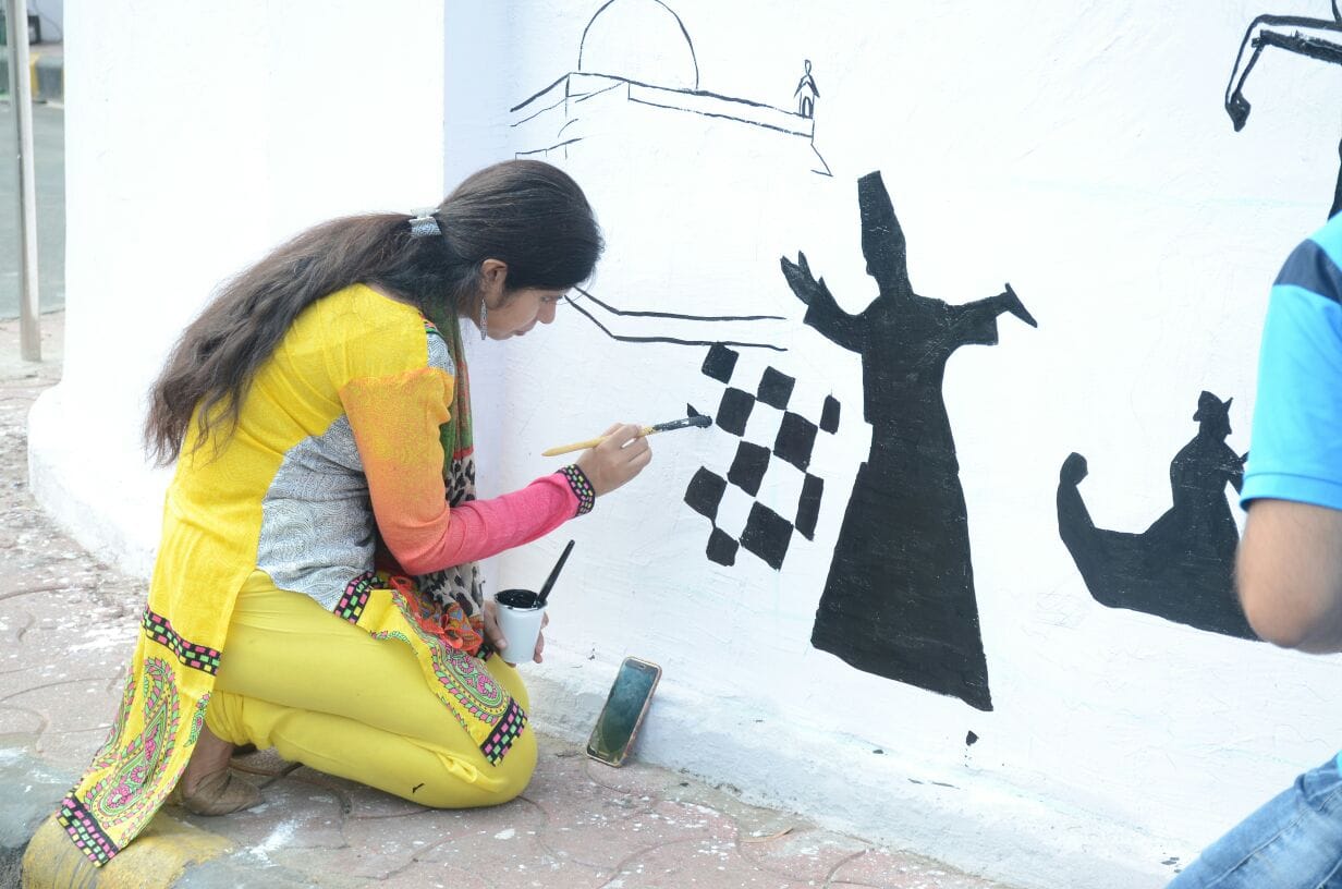 Artists cast colorful waves on the walls of the collectorate