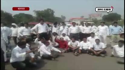 Lawyers protest against police in front of Collectorate on Delhi-Saharanpur Highway In Badaut