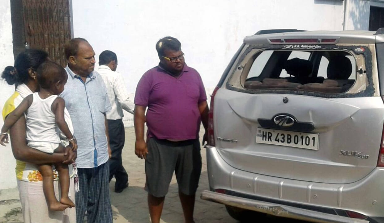 दबंगों ने गार्डनर दंपति को पीटा, कार में की तोड़फोड़