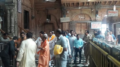 up cm yogi adityanath visited bankebihari temple vrindavan