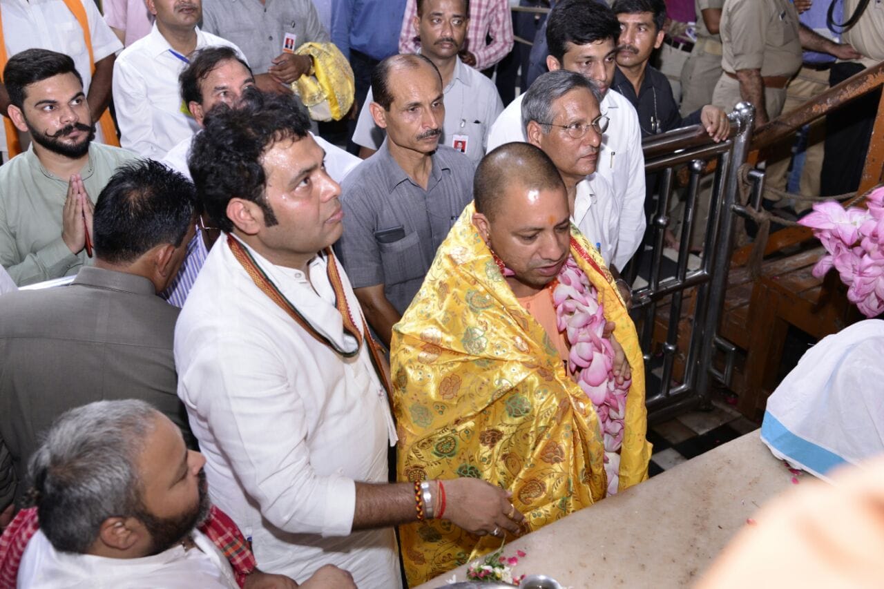 up cm yogi adityanath in banke bihari temple vrindavan