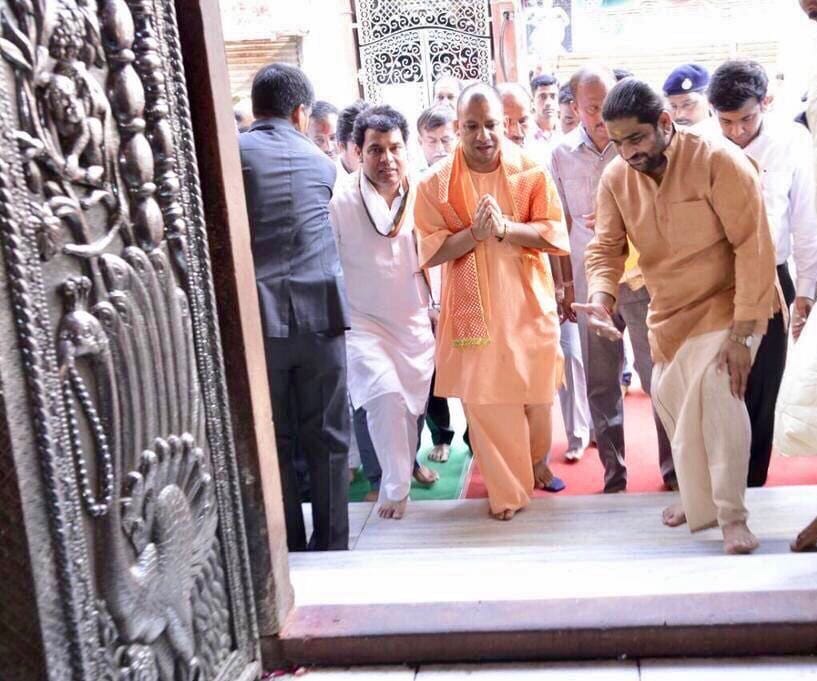 up cm yogi adityanath in banke bihari temple vrindavan
