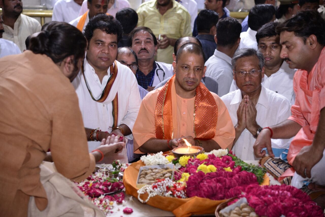 up cm yogi adityanath in banke bihari temple vrindavan
