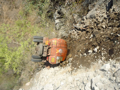 4 army personnels injured after an army truck turnover on the road 