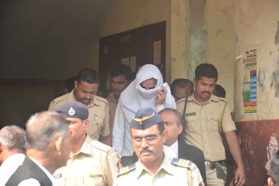 fraud man taken to agra court