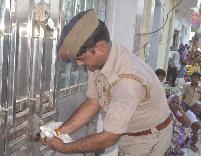 शराब तस्कर के दो मकानों पर तालाबंदी