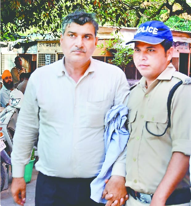 rajeev choudhary funny talk  during go to jail in case of kidney racket