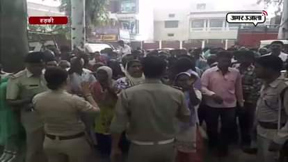 MOB ATTACKS WOMAN POLICE INSPECTOR IN ROORKEe UTTARAKHAND