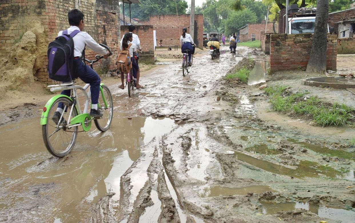 हल्की सी बारिश से दलदल में बदली सड़क