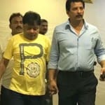 दाऊद इब्राहिम का भाई इकबाल कासकर (पीली टीशर्ट में)