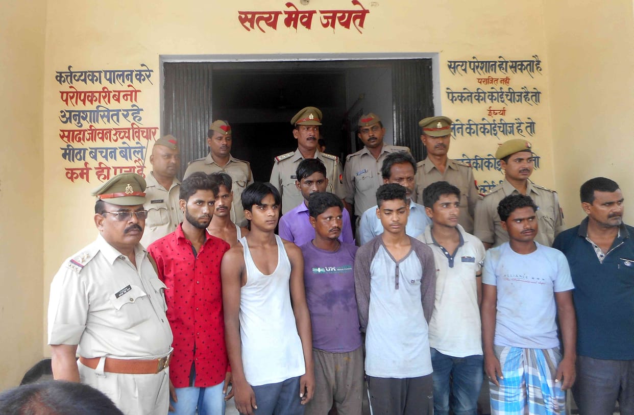 तीन ट्रकों से 69 मवेशी बरामद, 10 तस्कर गिरफ्तार
