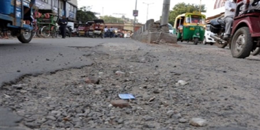 खुदी पड़ी सड़कें बन रही है लोगों के लिए मुसीबत