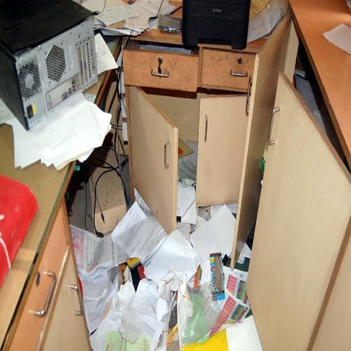 By making a 15-feet-long tunnel in the bank... plan to a Strong Room, see photos