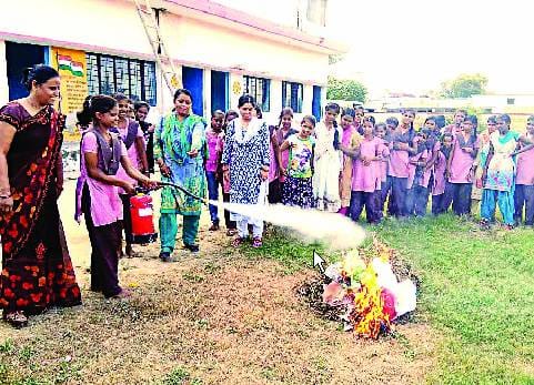 एल्युमिनाई बैठक में छात्राओं का धमाल