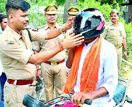 सड़क हादसे से बाइक सवारों को बचाने को एसपी ने की पहल