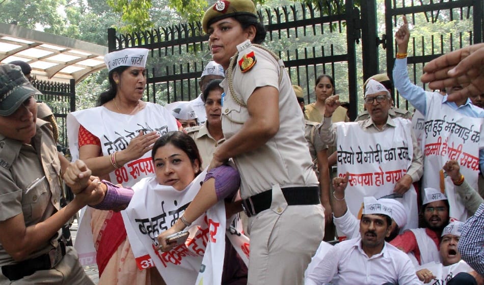 aap party protest against petrol and diesel prize hike 