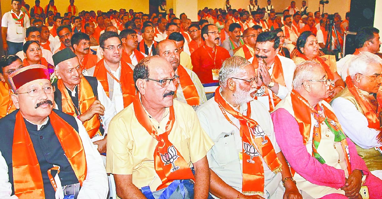 Angry amit shah fire on ministers for laugh in meeting 
