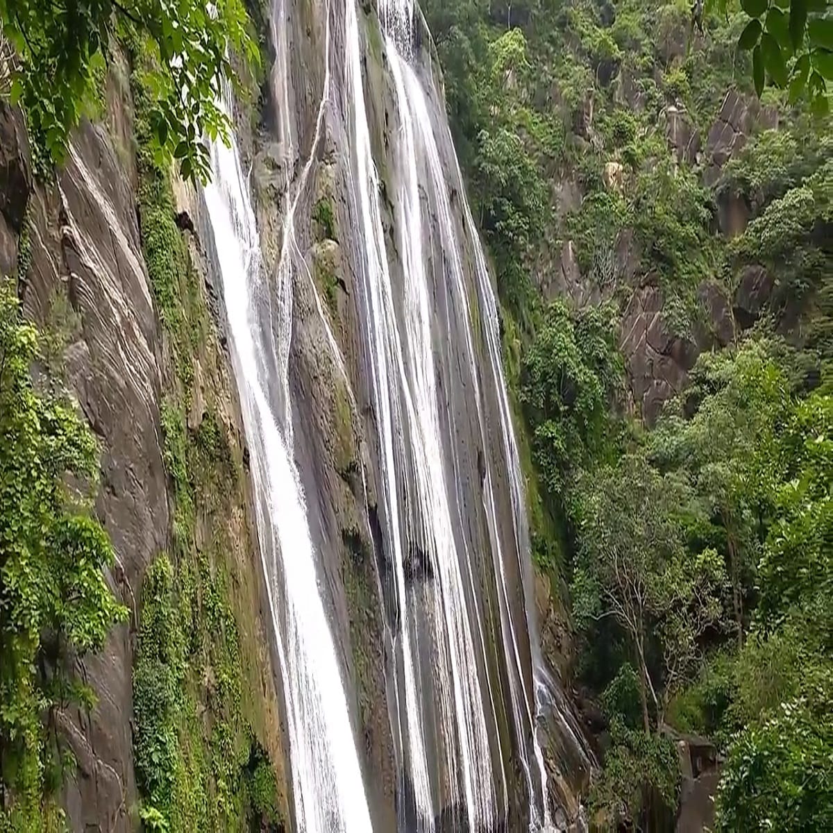 the scenic views in pictures of bheel ki beri waterfall 