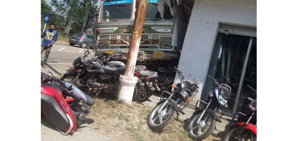 uncontrolled truck damaged 20 bikes in una hp