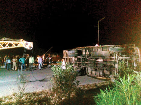 Container reflex on highway, one killed, 15 wounded