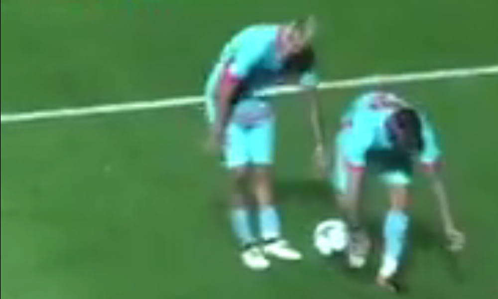  little dog enters a football match in Argentina and play with the ball, video viral