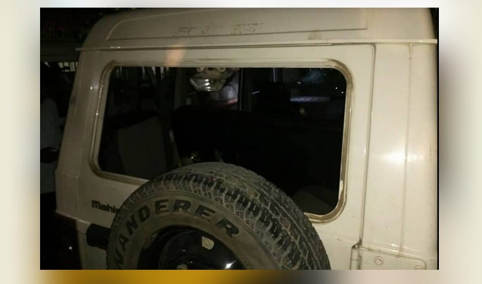 two including gunman ten lakh rupees looted