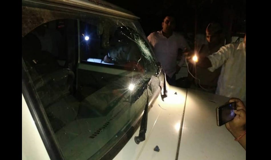 two including gunman ten lakh rupees looted