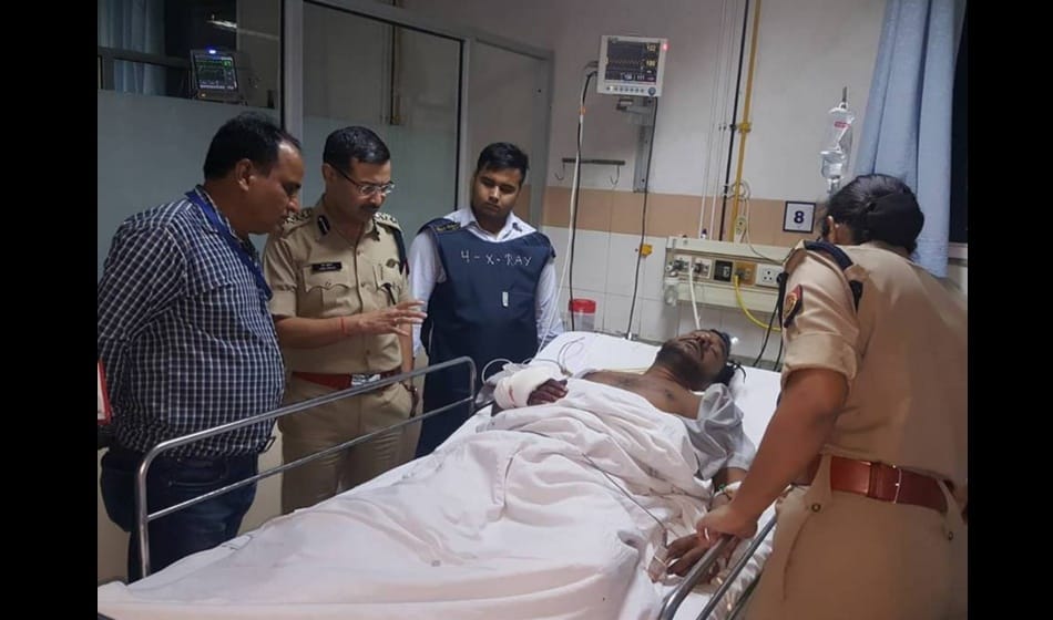 two including gunman ten lakh rupees looted
