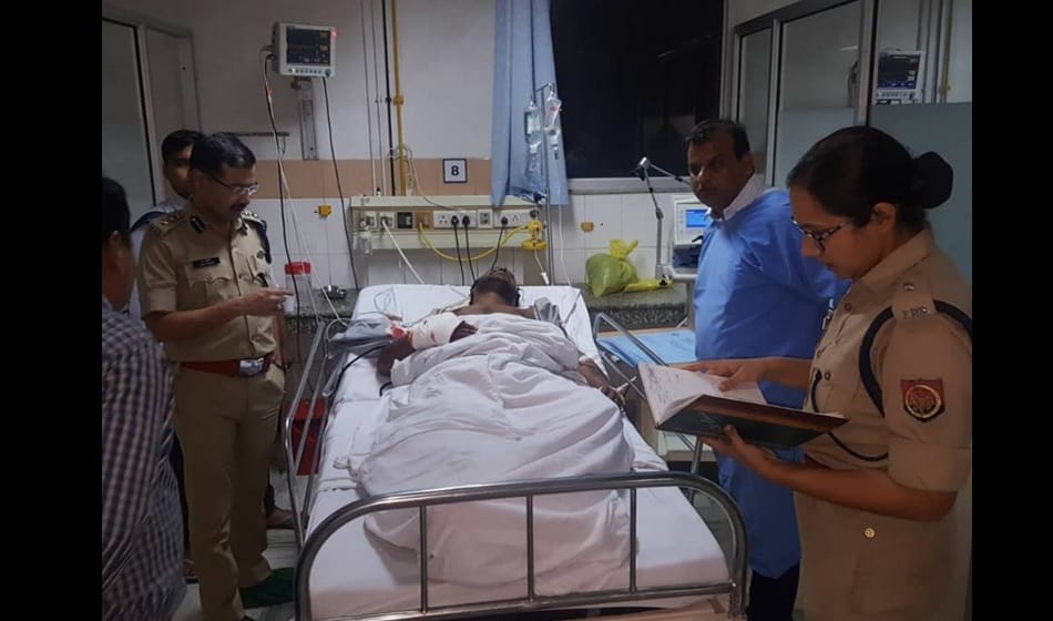 two including gunman ten lakh rupees looted