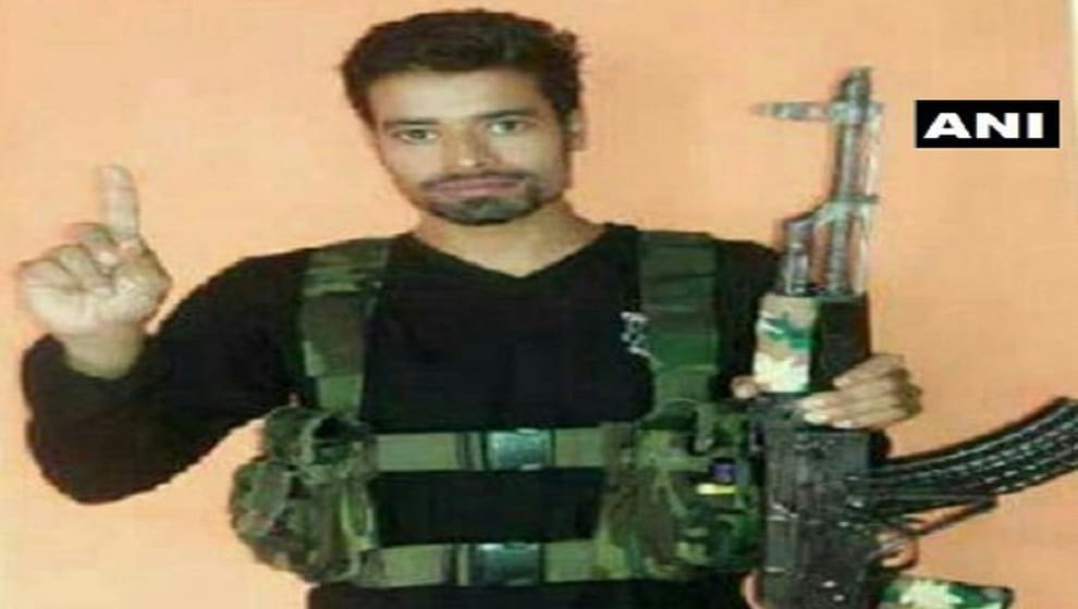 police arrested Hizbul Mujahideen terrorist from Bijbehara railway station of jammu and kashmir