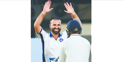 India Green's strong position, Rasool shock 5 wickets